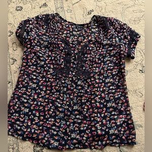 Flowy Floral short sleeve top - lace detail sleeve - M